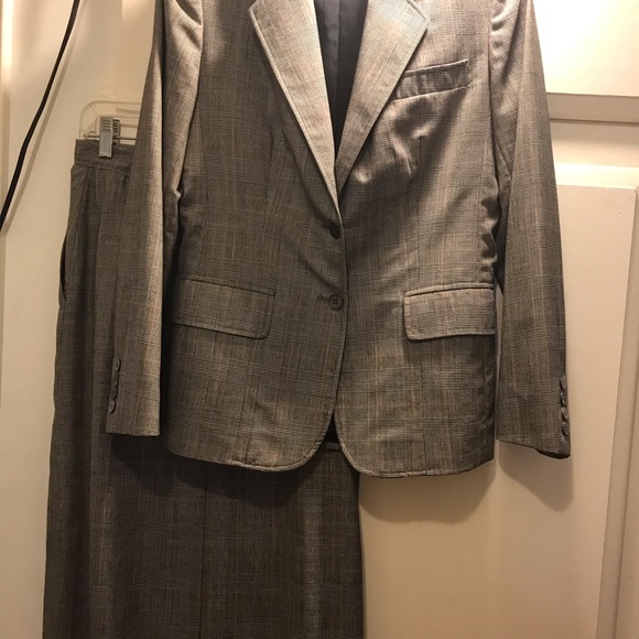 Suits - Picture 14 of 15